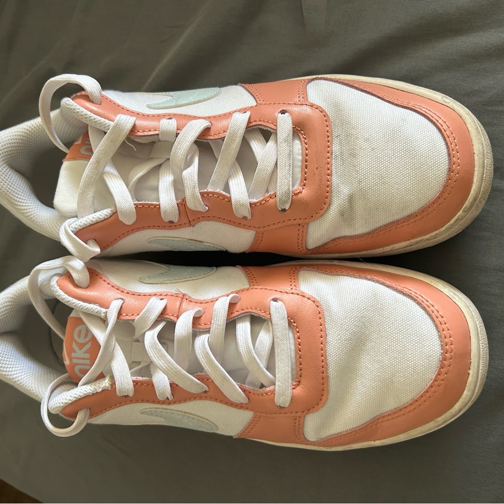 NikeCourt Borough 
Like new only worn a couple times 
Size 7Y